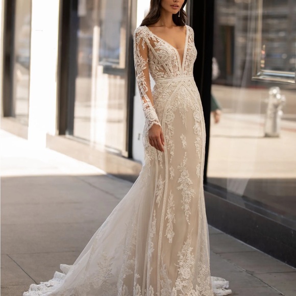 PRONOVIAS/ Ashley Graham. Size 6 - Picture 2 of 5